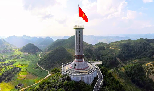 Đi du lịch Hà Giang thì phải đến cột cờ Lũng Cú nhé