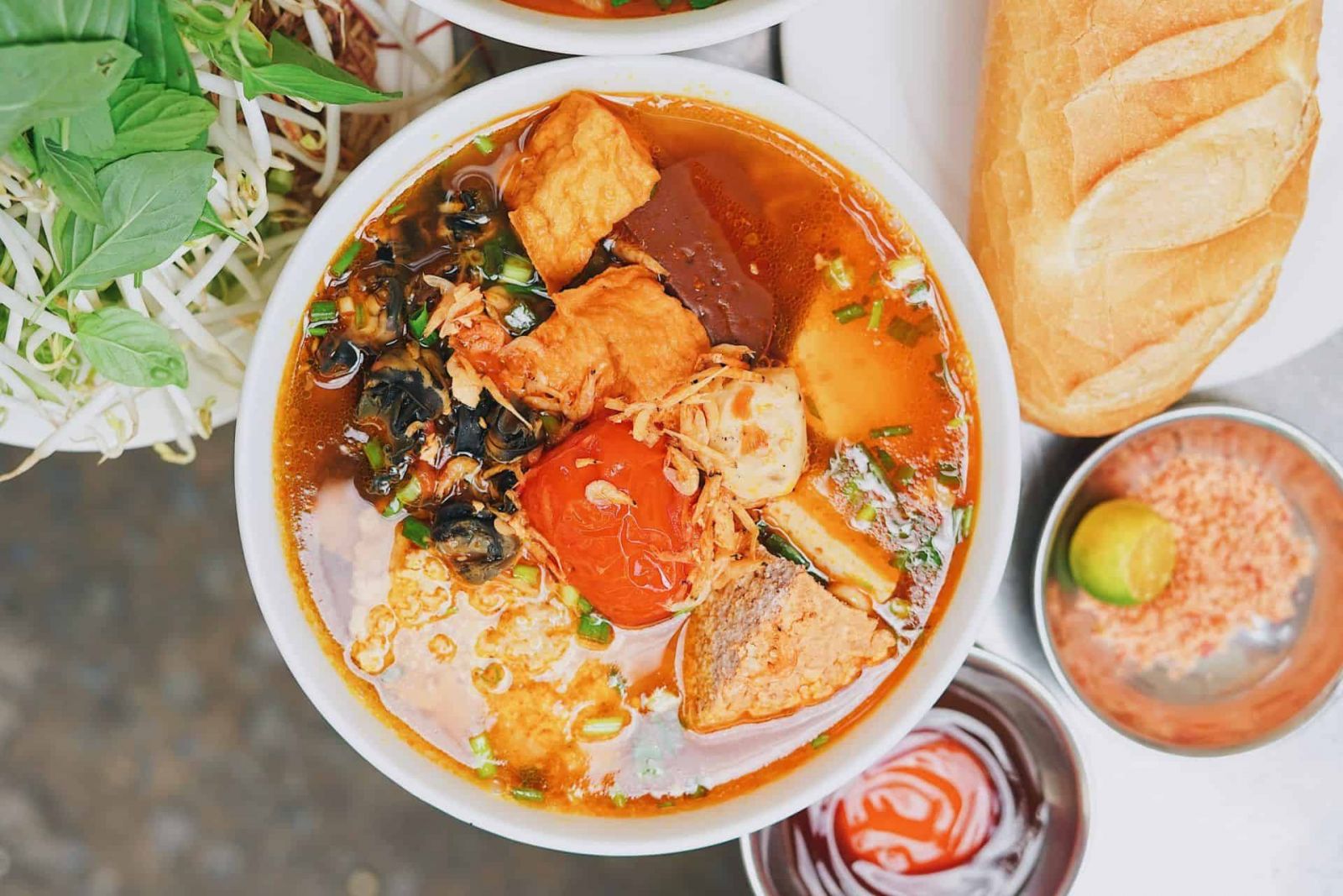 Bát bún riêu Quán 7 đầy ú ụ