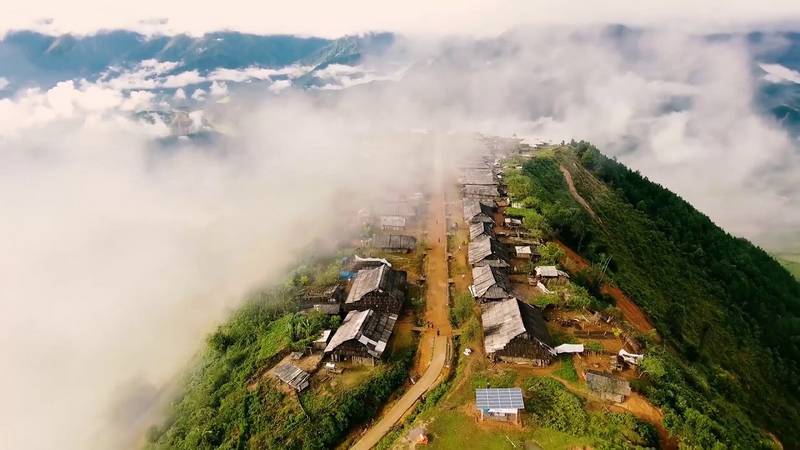 Bản Cu Vai trong một buổi sáng mờ sương