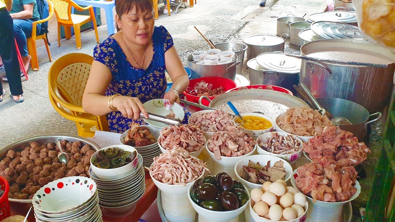 Quán cháo sườn bà Hào đông khách từ đêm đến sáng