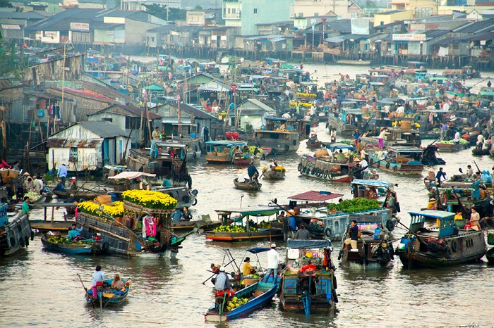 Phiên nào của Chợ nổi Cà Mau cũng tấp nập ghe thuyền mua bán