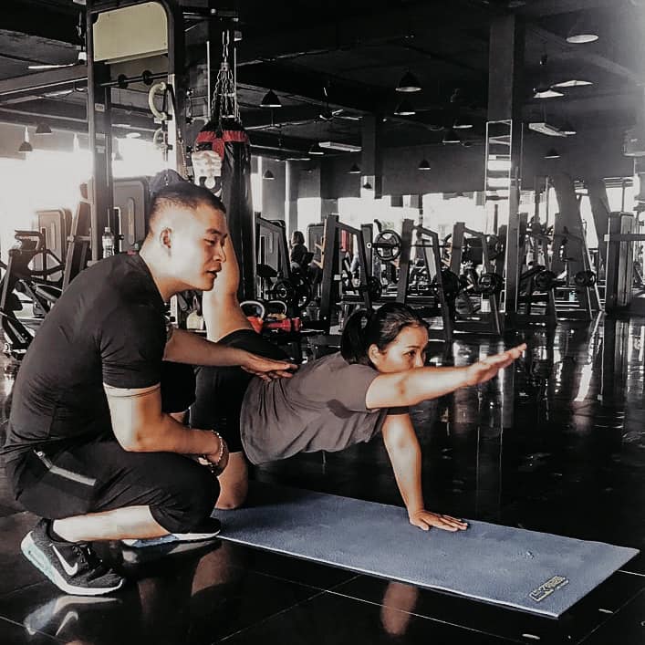 Hình ảnh PT phòng tập hướng dẫn khách hàng